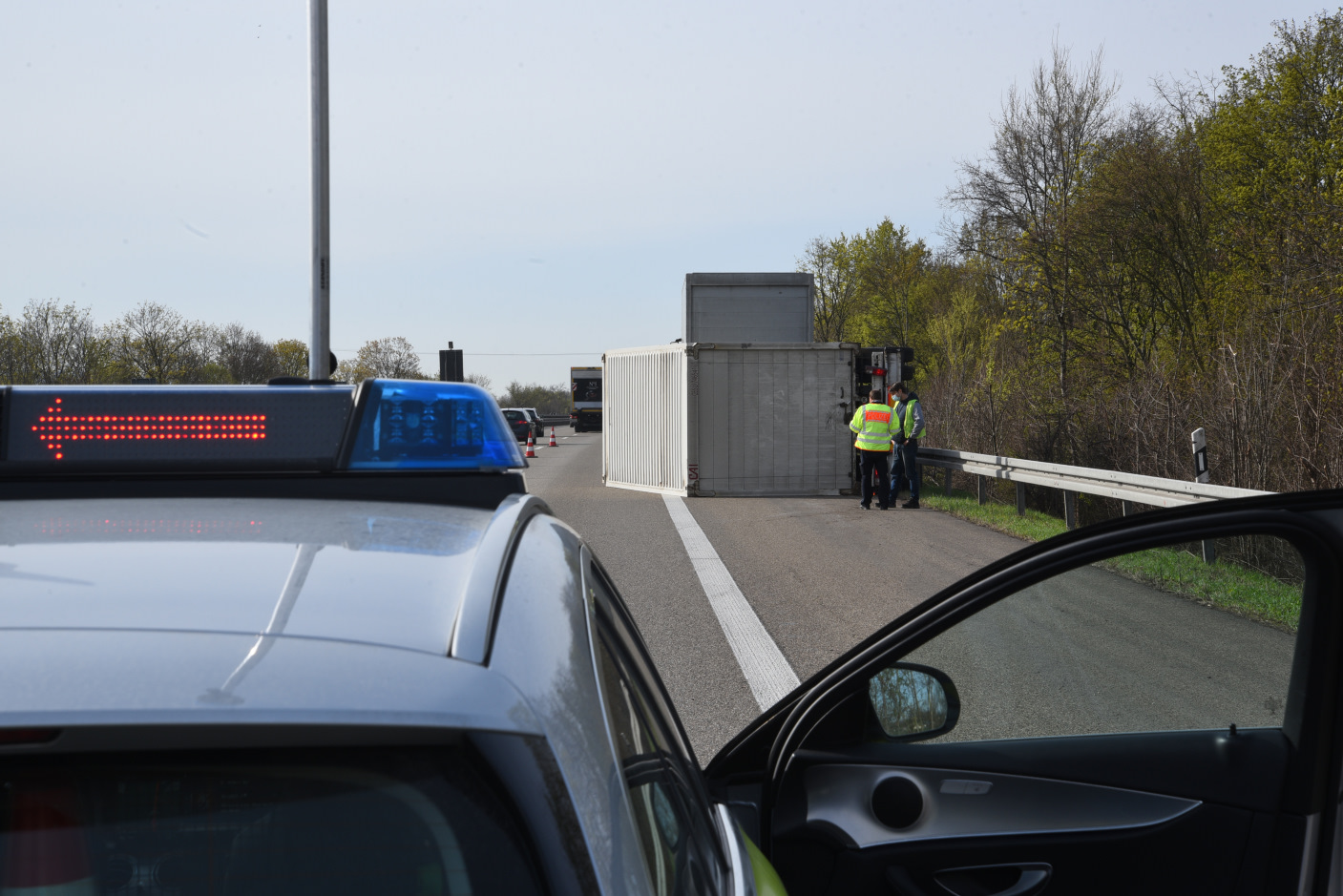 Hirschberg/BAB 5: Umgekippter Lkw-Anhänger - BAB 5 in Richtung Karlsruhe voll gesperrt