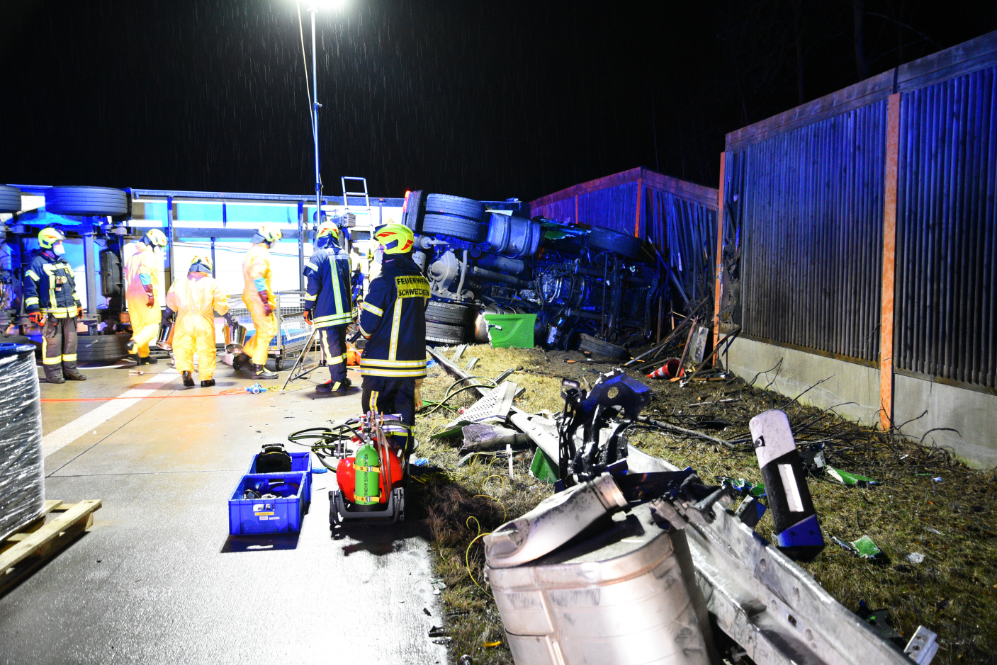 Hockenheim, A6: Sattelzug kollidiert mit Sperrwand und stürzt um - Richtungsfahrbahn Heilbronn blockiert