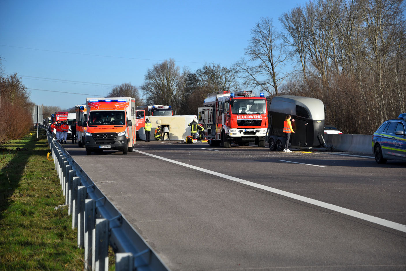 Heppenheim/ BAB 5: Verkehrsunfall mit Pferdetransporter