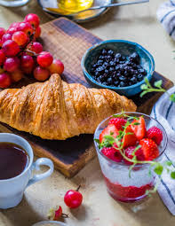 petit déjeuner avec fruits et muesli