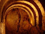 Cette crypte se comporte comme une chambre sans écho totalement silencieuse