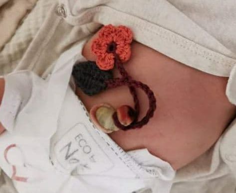 Pretty crocheted umbilical cord tie. (Picture by Anja Lehnertz)