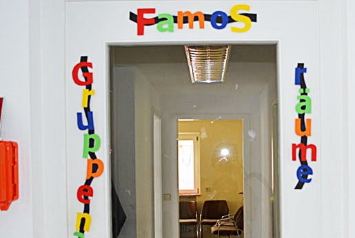DAs Bild zeigt den Eingangsbereich von FAMOS