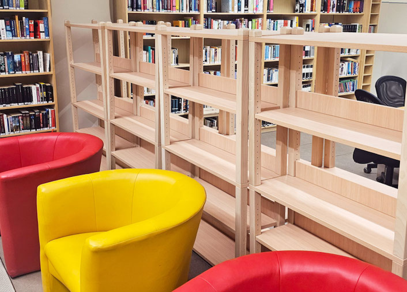 Platz für neue Geschichten – der Freundeskreis stiftet neue Regale für die Bibliothek!