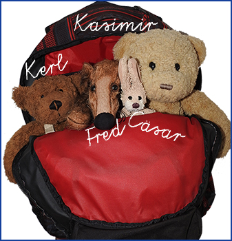 Kasimir, Cäsar, Fredi und Kerl in ihrem Reise-Rucksack