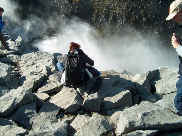 Vlakbij de afgrond van de Detifoss waterval foto's aan het maken