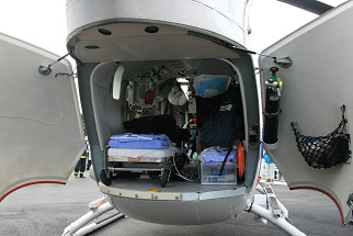 ドクターヘリ内部