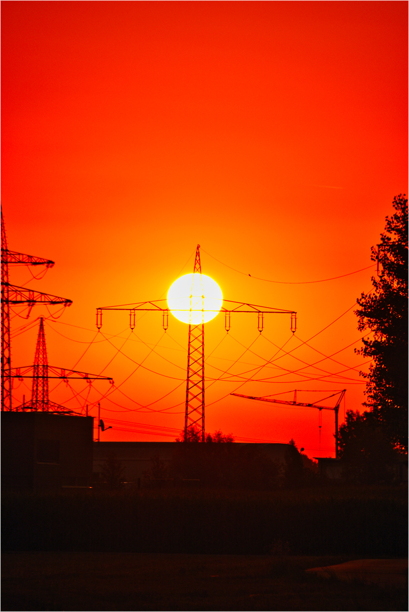 3. Platz: Heinz Bruckner "Hochspannungsmast bei Sonnenaufgang"