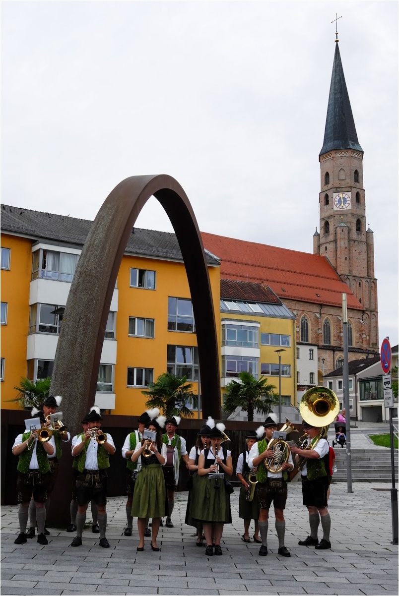 2. Platz: Klaus Bramer "Auszug Kreisfischereiverband zum Festgelände"