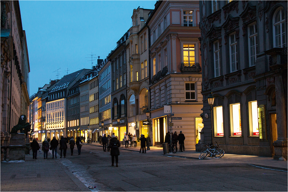 2. Platz: Lothar Renner "München - Straßenszene im Winter"