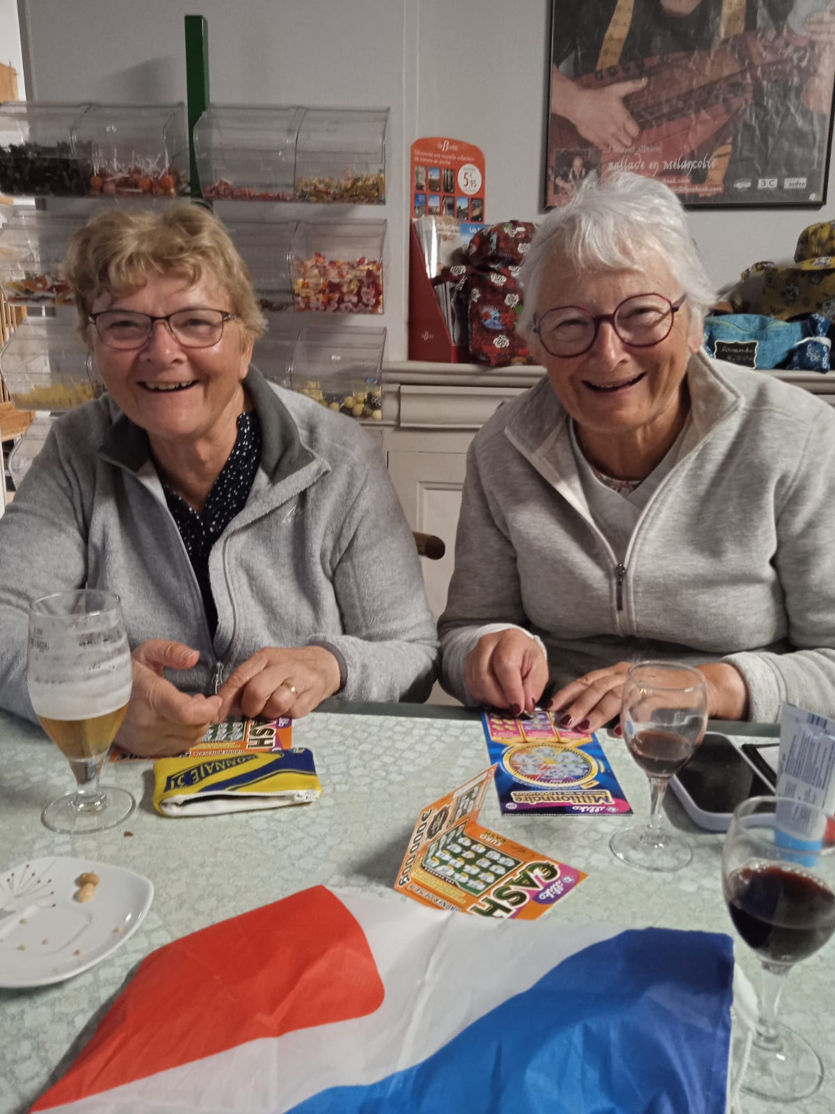 Annick et Suzanne essayant de gagner le gros lot et dégustant "la trousse-pinette