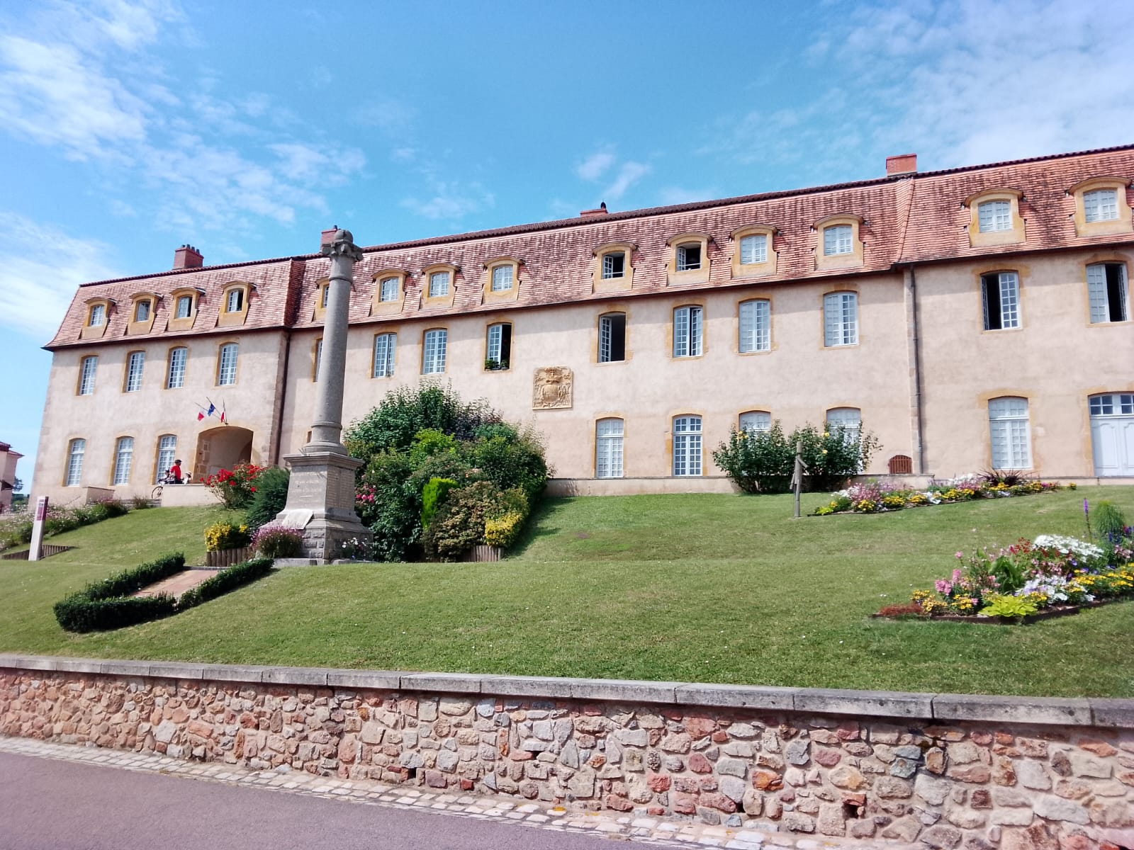 Ambierle le monument aux morts, et la mairie