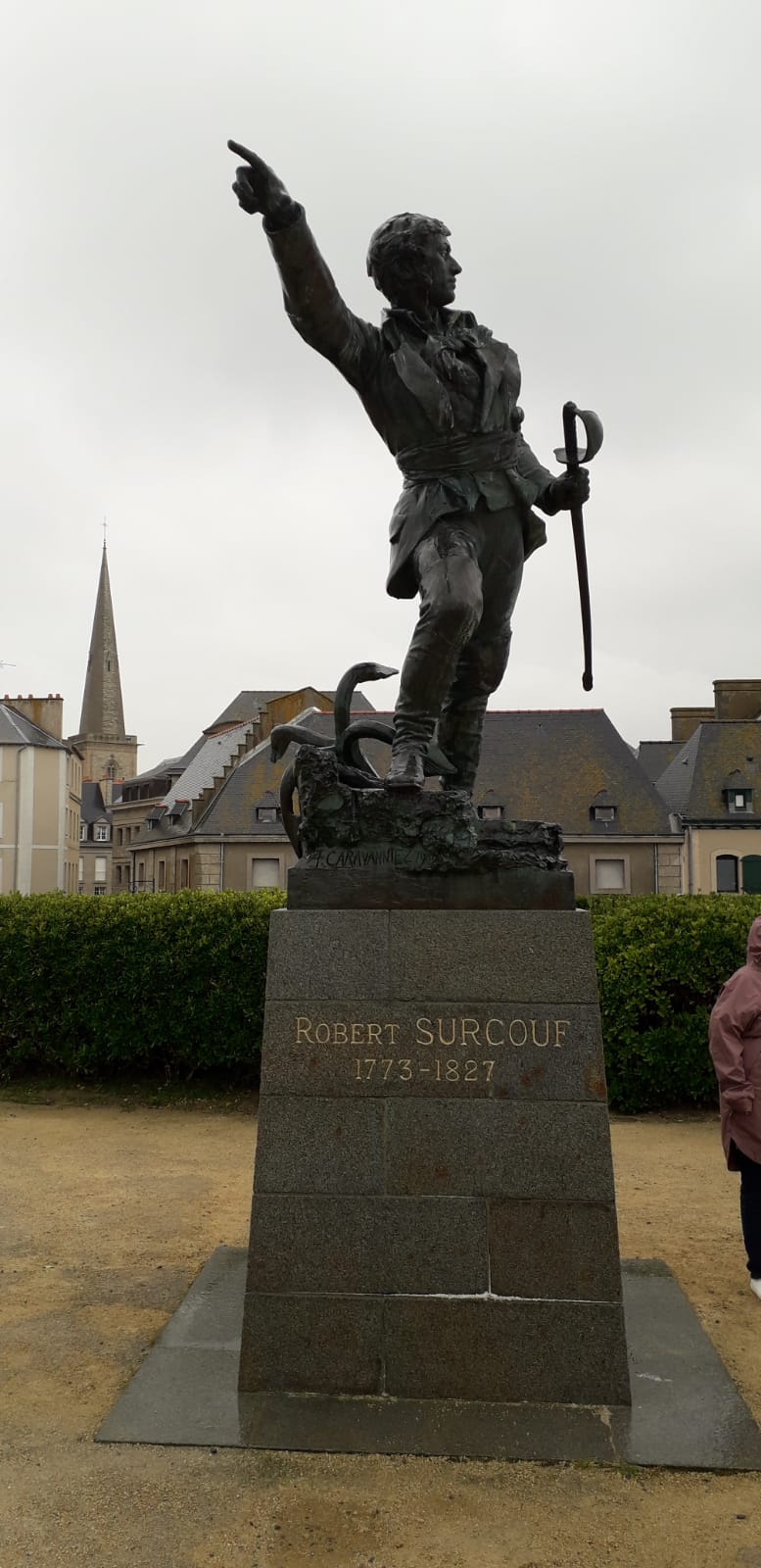 Saint-malo : statue de Robert Surcouf