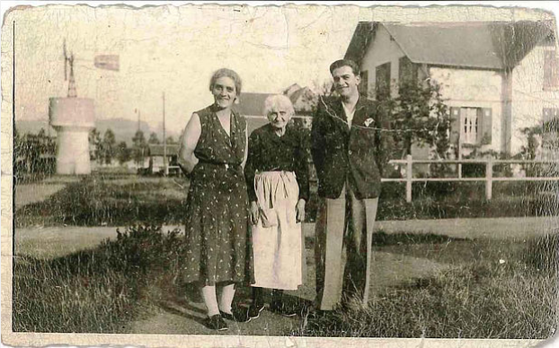 Col Vernochet - Château d'eau avec éolienne dans les cités blanches 1935 : 3 générations réunies