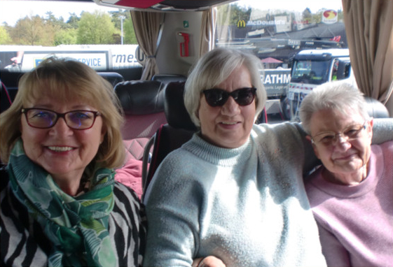 Drei LandFrauen im Reisebus