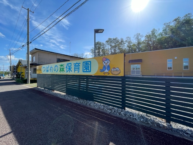 歩道の塀は緑色！旧園舎からのこだわりの色です。