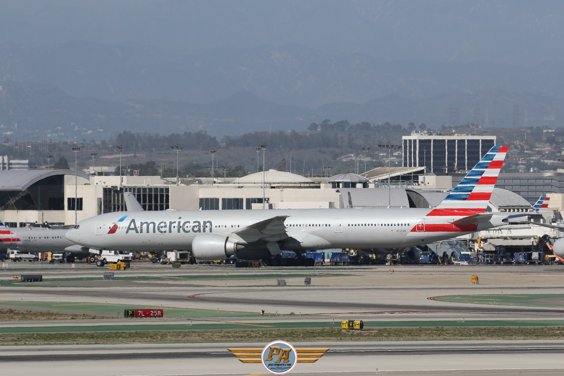 Boeing 777 nouvelle livrée "American Airlines"  immatriculé  N727AN