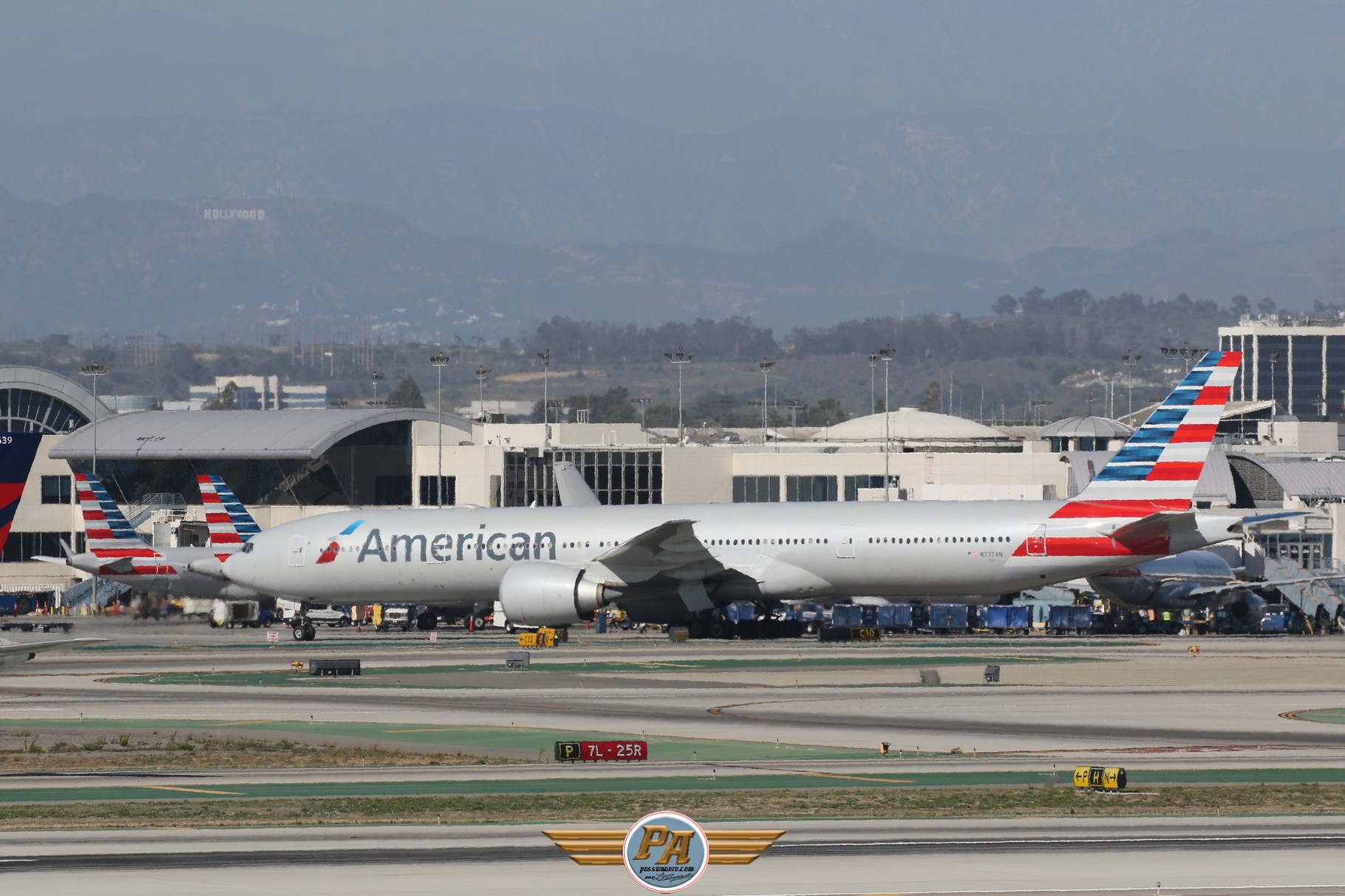 Boeing 777 nouvelle livrée "American Airlines"  immatriculé  N727AN