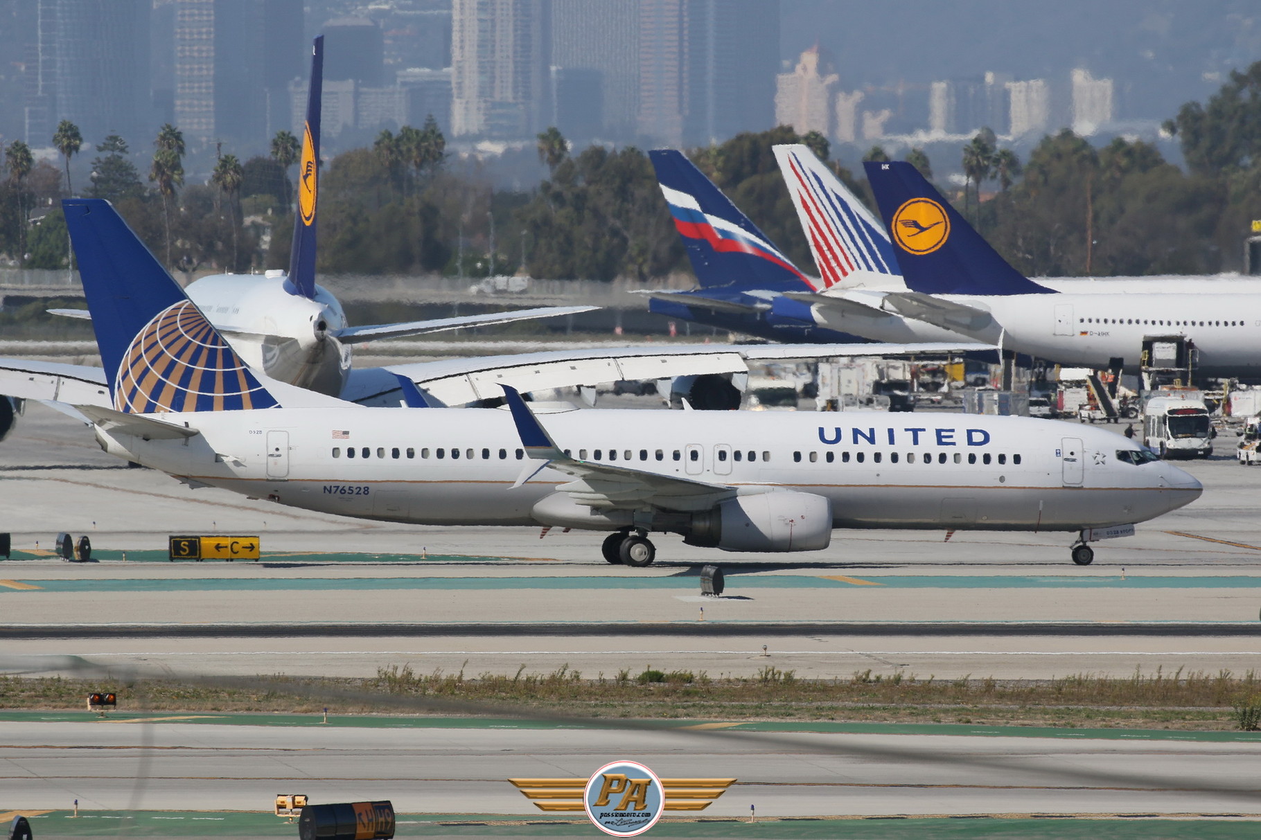 Boeing 737NG "United Airlines" immatriculé N76528