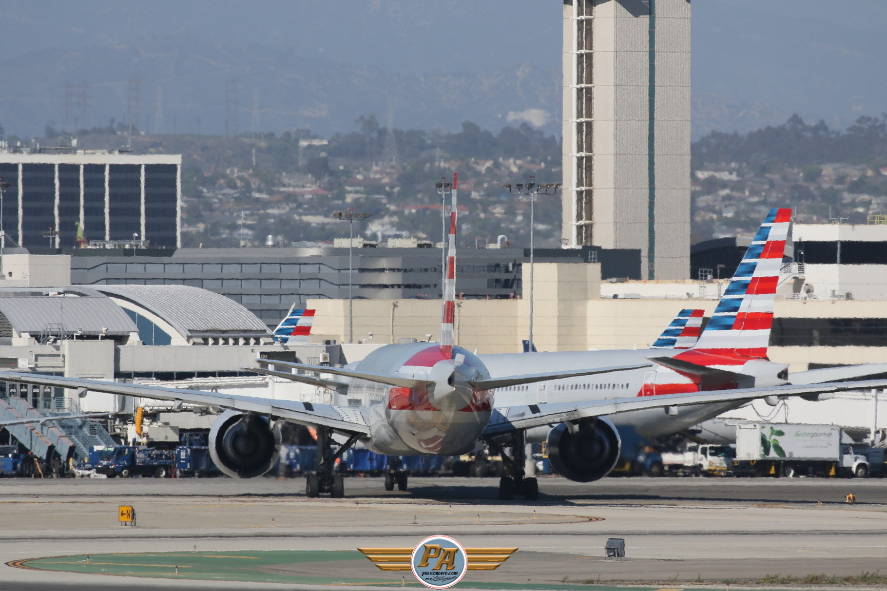 Boeing 777 nouvelle livrée "American Airlines"  immatriculé  N727AN