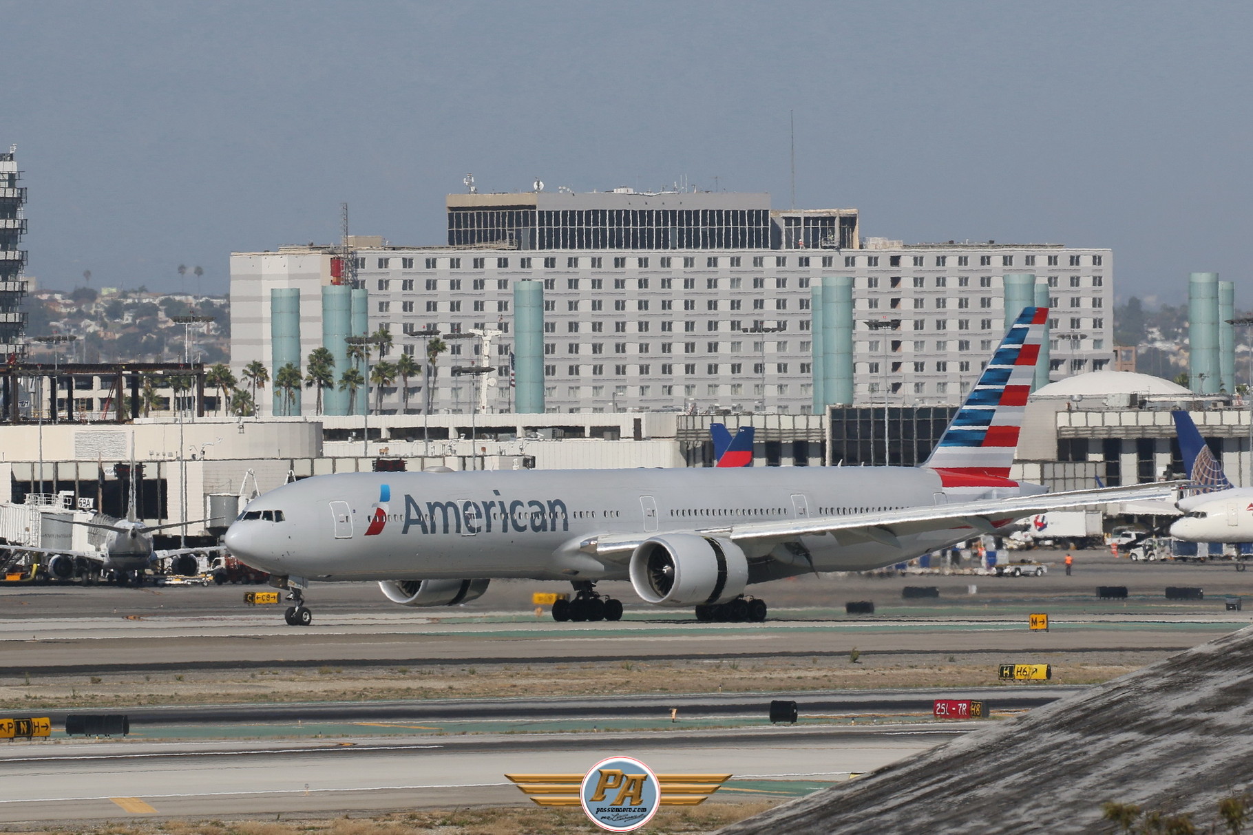 Boeing 777 nouvelle livrée "American Airlines"  immatriculé  N727AN