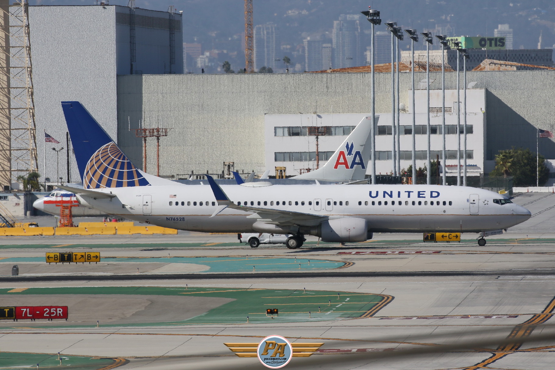 Boeing 737NG "United Airlines" immatriculé N76528