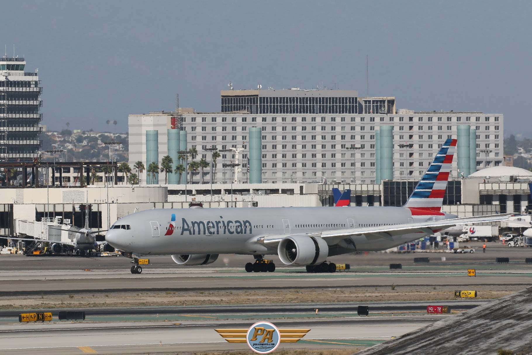 Boeing 777 nouvelle livrée "American Airlines"  immatriculé  N727AN