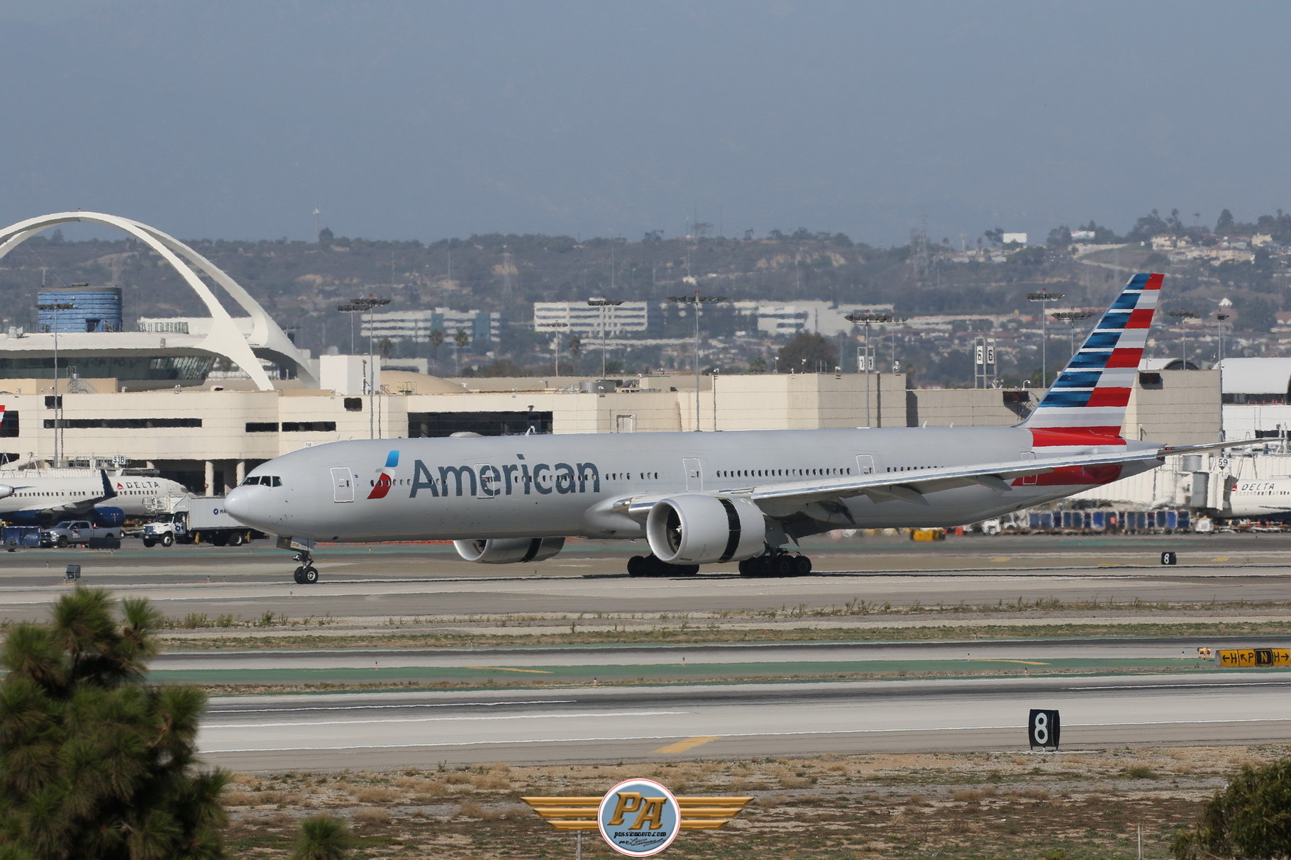 Boeing 777 nouvelle livrée "American Airlines"  immatriculé  N727AN