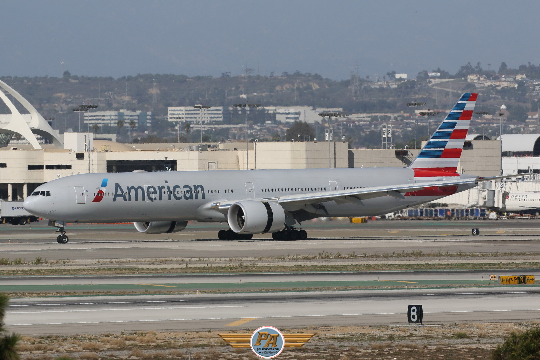 Boeing 777 nouvelle livrée "American Airlines"  immatriculé  N727AN