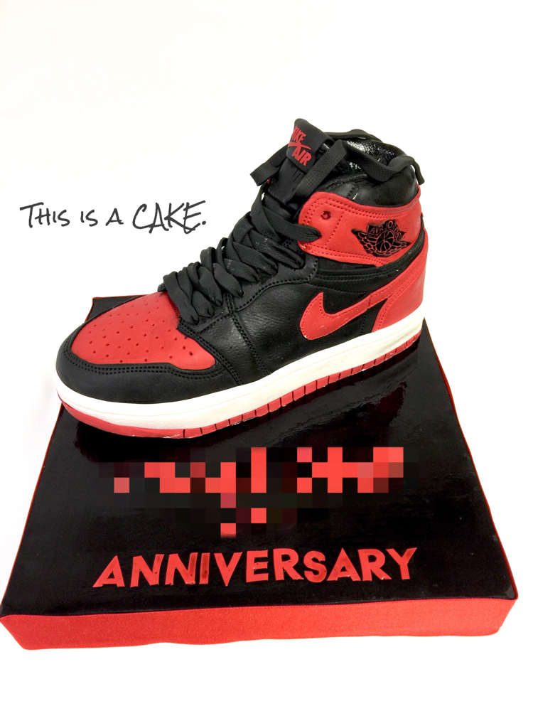 This is a sneaker cake🍰 #スニーカーケーキ #スニーカー好き #エアージョーダン #エアージョーダン1  #ブルズカラー #黒赤 #お祝い #アニバーサリー #airjordan1 #kicks #airjordan #airjordancake #jordan #air #jordan1 #jordanlove #nike #sneaker  #shoescake #sneakercake #sneakerlove #japanesemade #blackandred #gateau #pateasucre #fondantcake #kickstagram #handmade #japan #🇯🇵