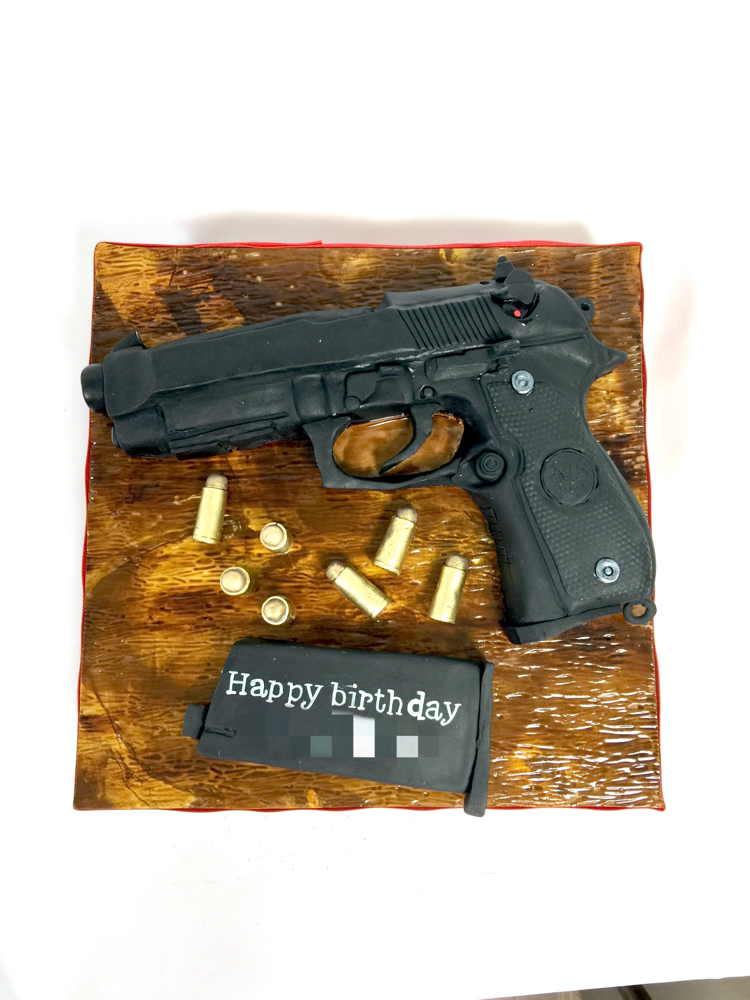 モデルガン型ケーキ🎂 #モデルガン #拳銃 #ベレッタ #ベレッタm9a1 #弾 #誕生日ケーキ #拳銃ケーキ #特殊ケーキ #ケーキ #beretta #modelgun #gun #guncake #bullet #man #birthday #cake #gateau #torta #japanesemade #handmade #🇯🇵