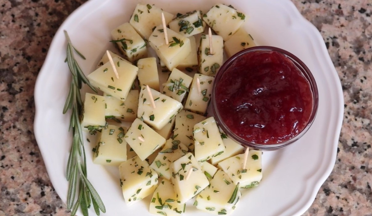 Tapas: Manchegowürfel mit Rosmarin