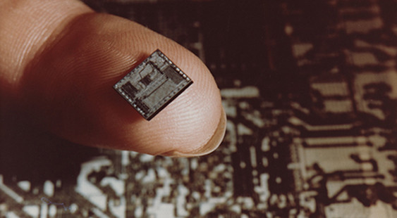 Intel 8748 EEPROM © Intel