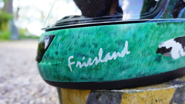 100% Friesland, Acryl auf Motorradhelm (Nolan N61), Airbrush und Pinselstrich, signiert