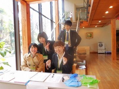 Students of Tokyo Gakugei University volunteered the reception desk