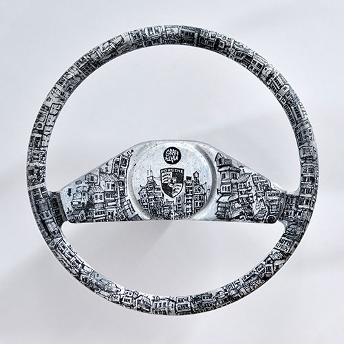 <alt="volant voiture customisé objet d'art personnalisé design auto automobile volant porsche art artiste streetart graffiti graffmatt galerie sakura paris voiture auto pièce collection expo achat vente rare"> 