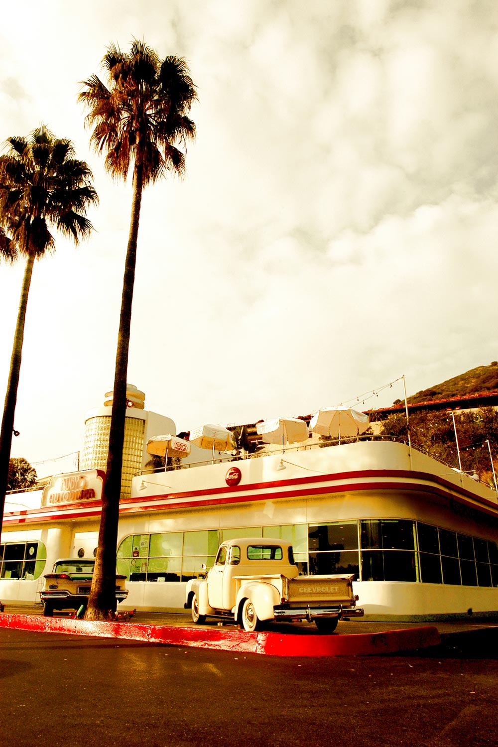 <b>LAGUNE BEACH</b><br><a href="/app/module/webproduct/goto/m/mf55dca4c3b1b609d" ; style="color:#49bfc0;" target="_blank">Disponible à la vente</b><alt="photographie d'art rue californie restaurant drive breakfast diner route 66 road paysage usa vintage"