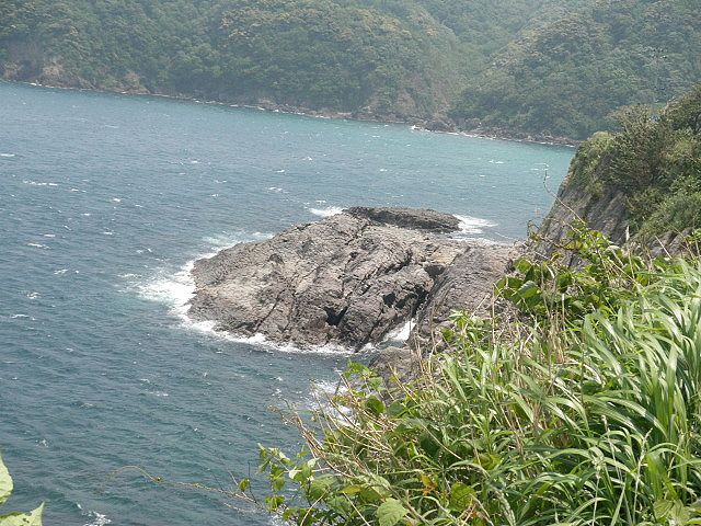 香住・佐津・朝日公園下岩場 、潮通しが良くないので、根魚・アイナメ、カサゴ、上物のアジ、ハゲやら小物釣りとなることが多い 