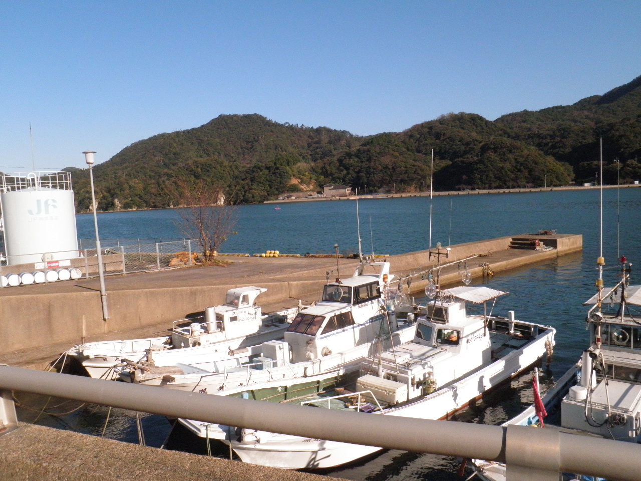 柴山港湾奥オイルタンク横小突堤、近くに氷積み、川尻があり、ウキ釣り、ルアー釣り、投げ釣りと色々やってみたのだが大物は釣れない。しかし、アカミズの大物を釣った人がいるのも事実だ。