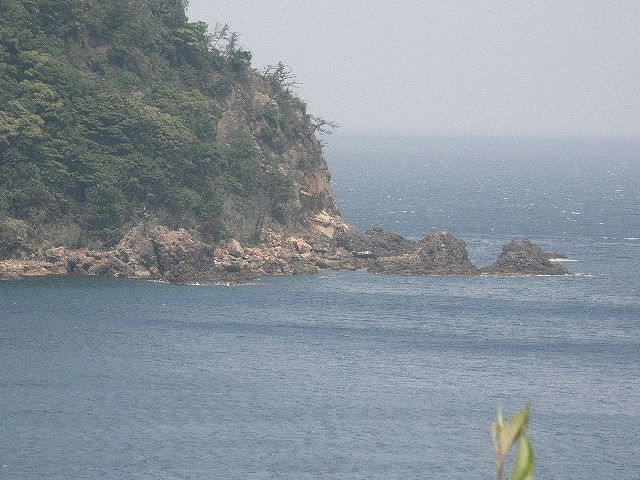 香住・佐津・丸山の鼻東、佐津川尻より岩場伝いに鼻の先端の方まで歩いて行ける。健脚ならためしに釣竿、エサ、クーラー、道具箱など担いで行ってみると面白い釣りができるかも ？