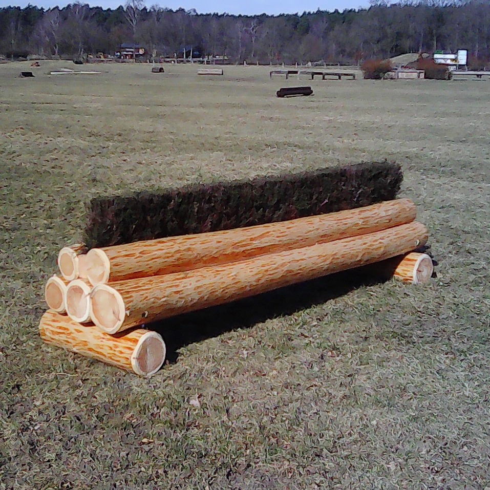 Holzstapel mit Hecke   750€   (bei Höhe ca 80cm und Breite 300cm)