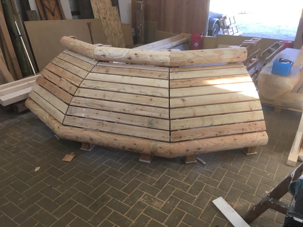 Rundhecke 60 Grad   900€   (bei Höhe 100cm und Breite ca 300cm)