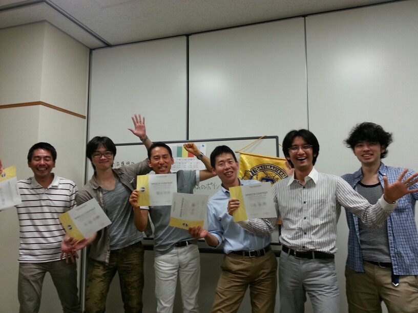 論評コンテスト出場者と会長のA國さん(右)。左から、I上さん、H松、M田さん、M永さん、J見さん。