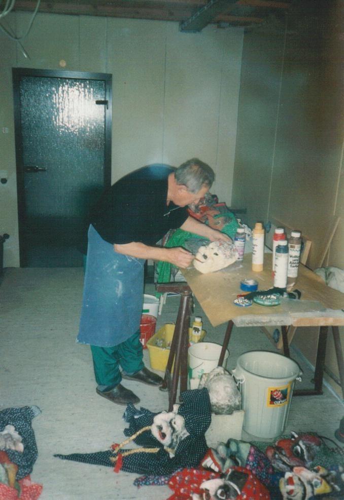 Richard Schüpferling beim Maskenbau