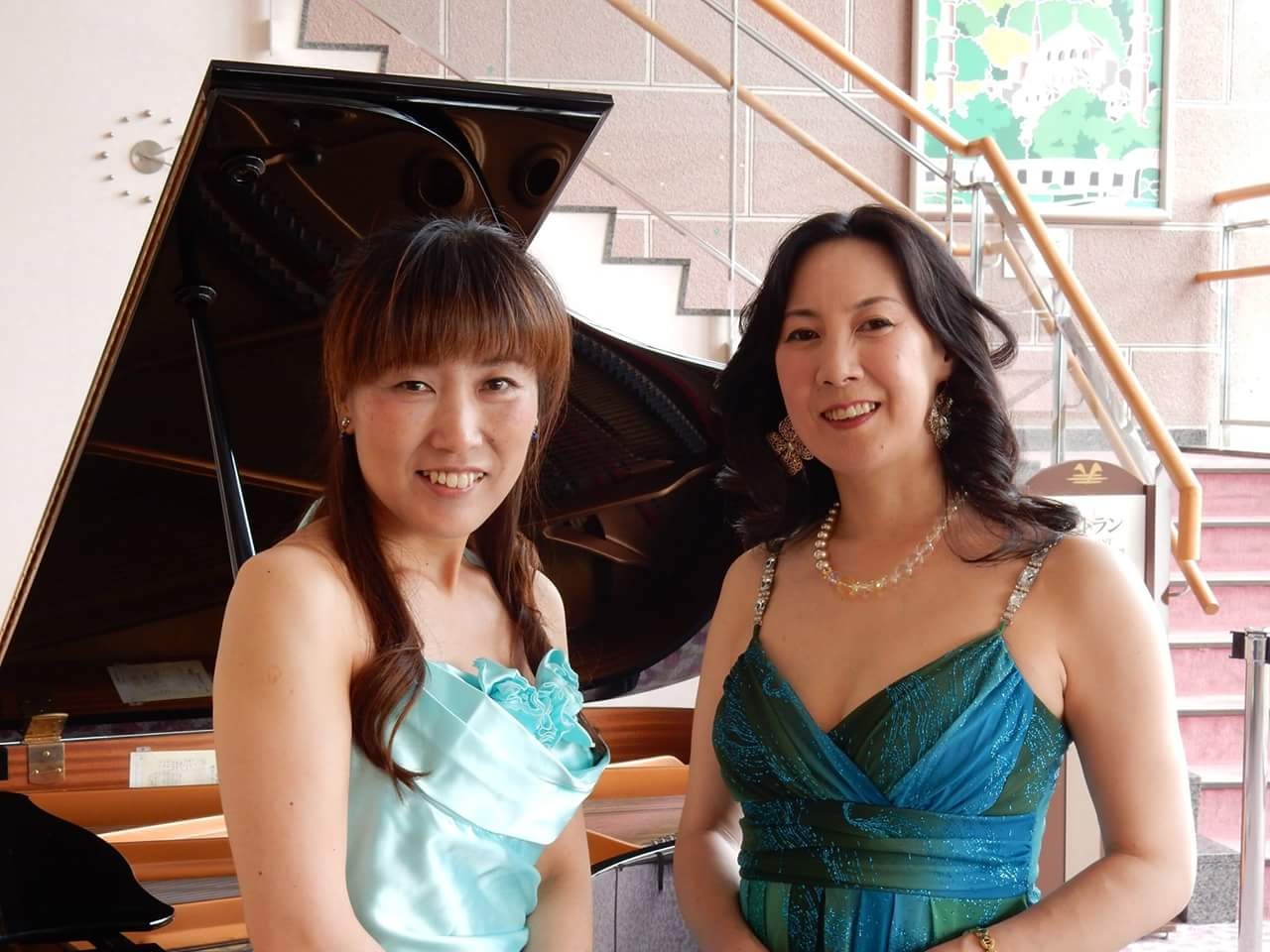 ピアノ井戸ひろみ（左）＆ソプラノ荒田砂代子（右）