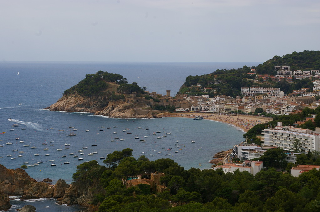 "Alquiler de vacaciones en la Costa Brava", bahía de "Tossa de Mar".