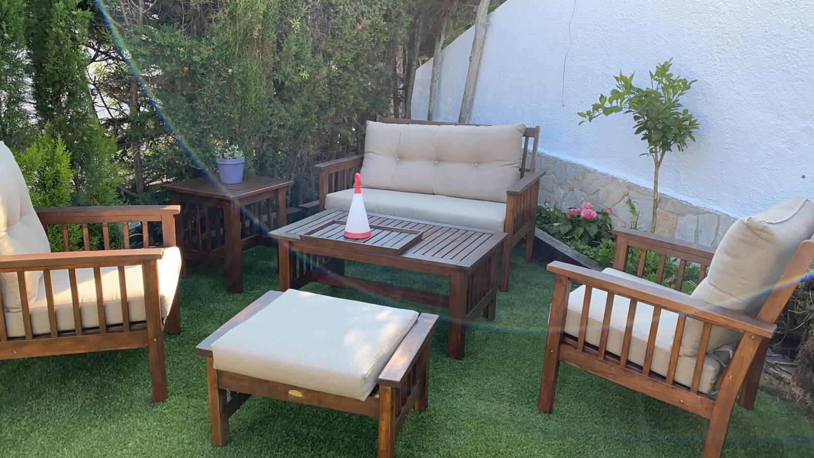 Jardin avec barbecue et table de détente