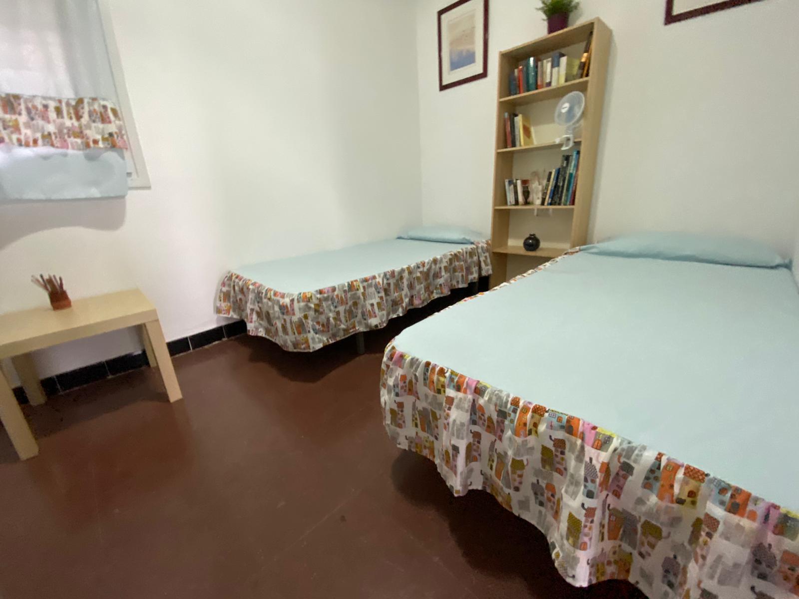 Dormitorio con dos camas individuales 