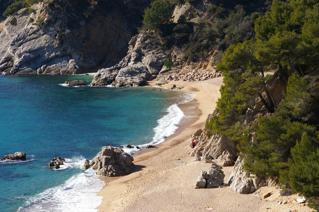 "Alquiler de vacaciones en la Costa Brava" foto de la playa con sus calas de "Santa María de Llorell".