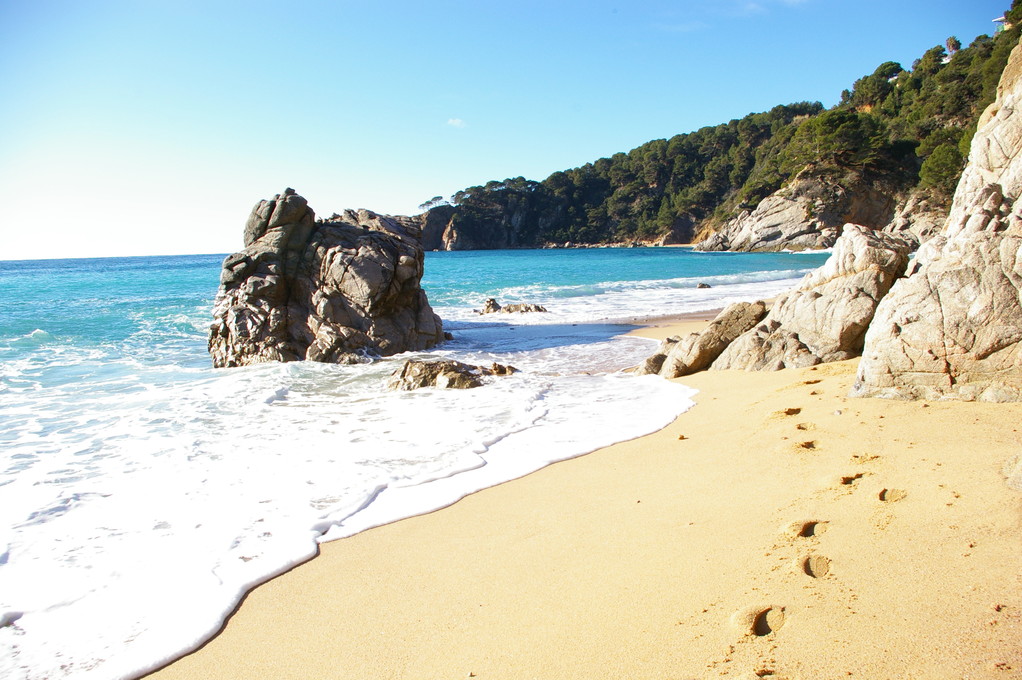 Alquiler de vacaciones en la Costa Brava", monolito en la playa de "Santa Maria de Llorell".